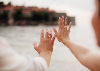 Hogyan válasszon karikagyűrűt, hogyha nem tudja a kedvese pontos ujjméretét?