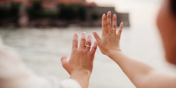 Hogyan válasszon karikagyűrűt, hogyha nem tudja a kedvese pontos ujjméretét?