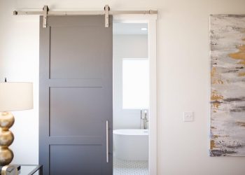 Mikor érdemes üvegajtót választani?