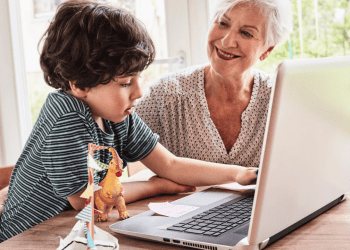 Digitális szokások ütközése: hogyan kezelik a laptopot a fiatalok és az idősebbek?