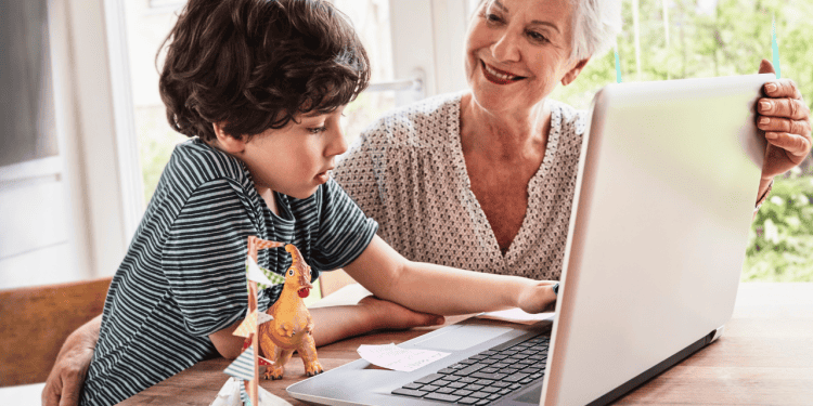 Digitális szokások ütközése: hogyan kezelik a laptopot a fiatalok és az idősebbek?