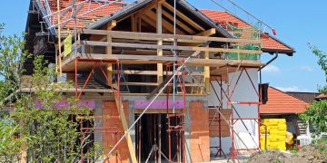 Családi ház felújítás generálkivitelezővel: mikor éri meg?